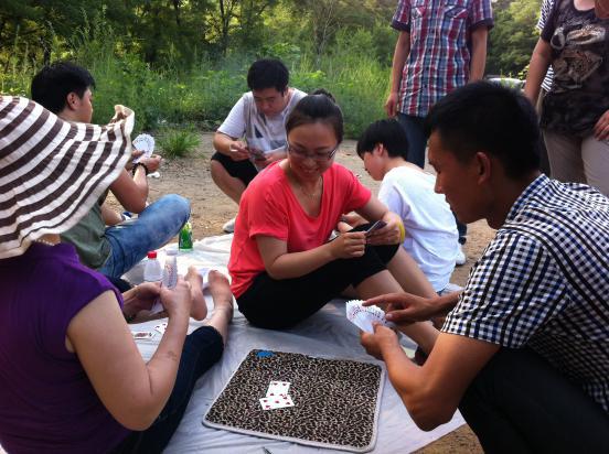 公司組織一年一度的野外燒烤活動(dòng)，并現(xiàn)場(chǎng)舉辦斗地主大賽